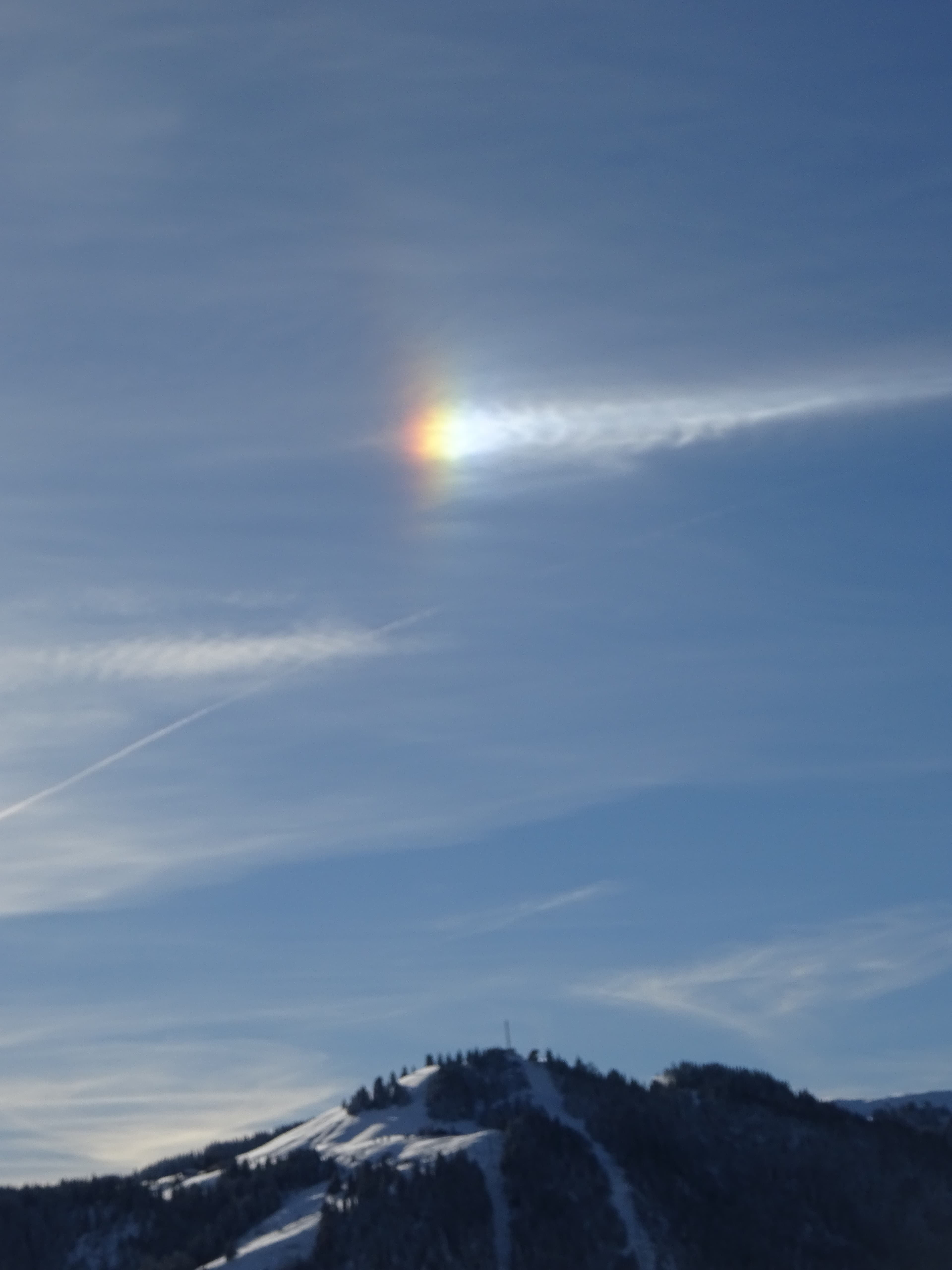 Petit fragment d'arc -en-ciel sur halo.