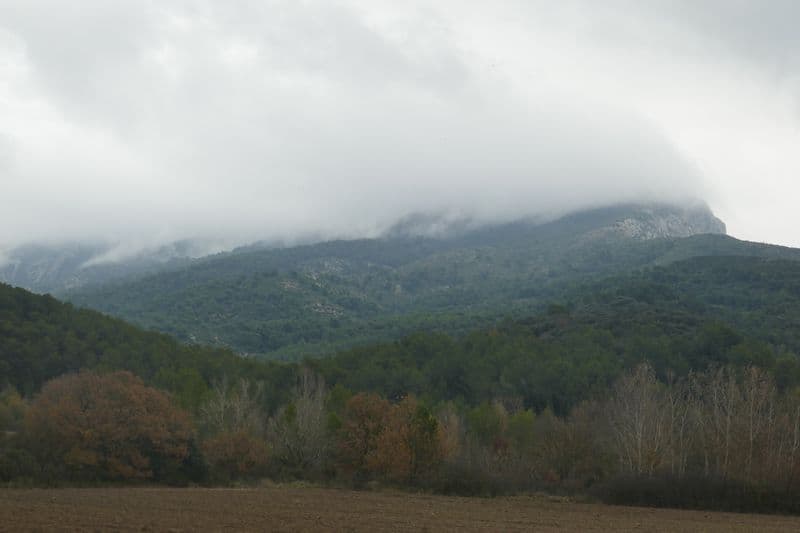 ste victoire ensevelie dans le brouillard